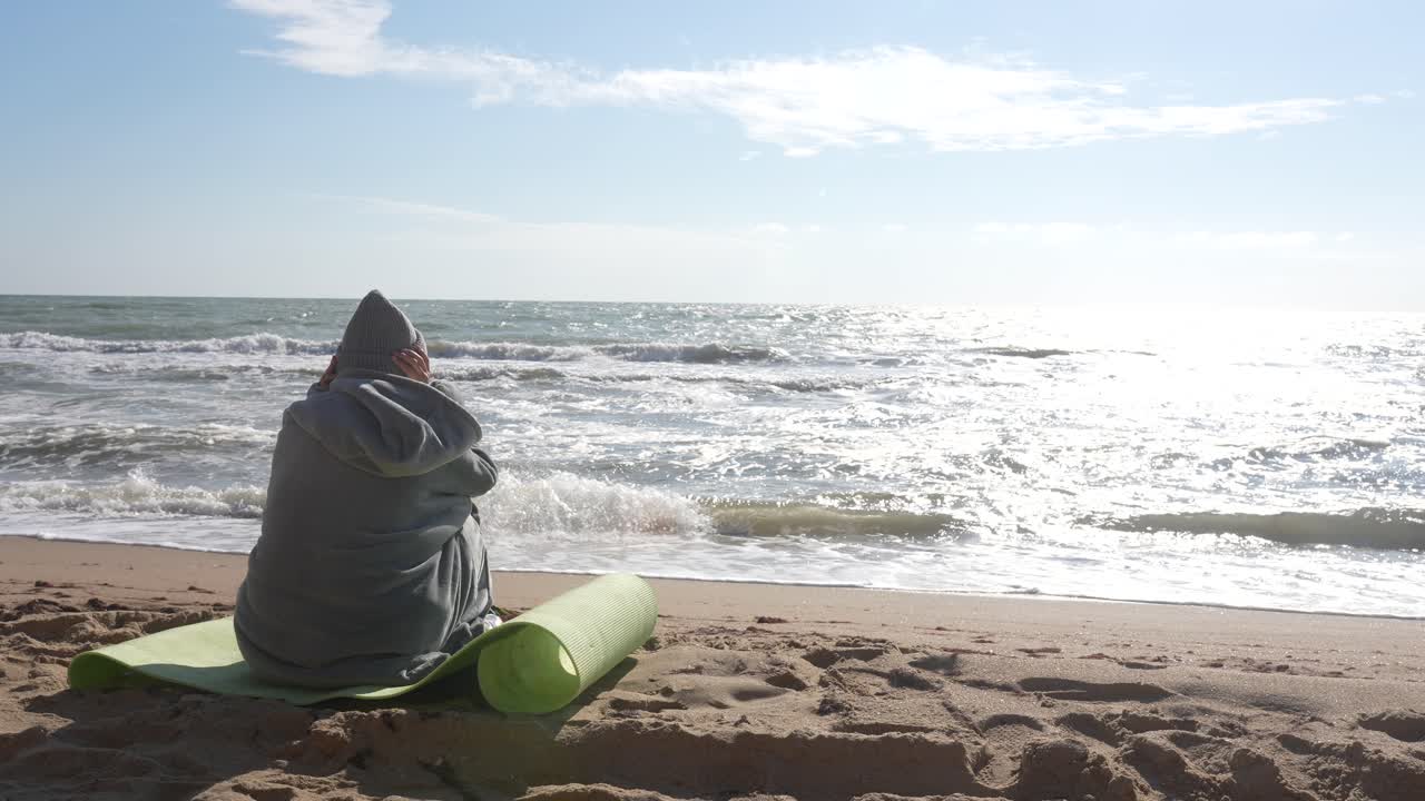 해변에서 휴식을 취하는 여자