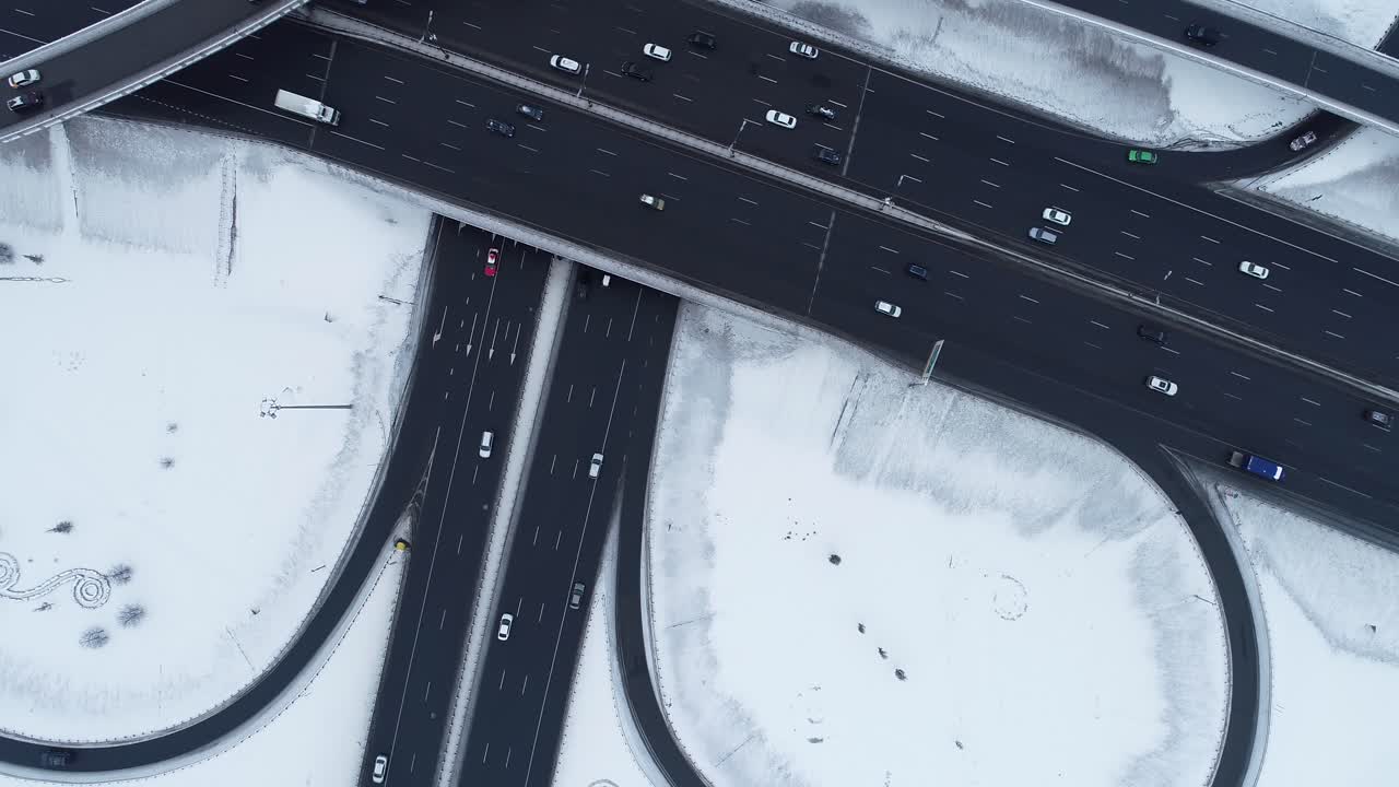 вид с воздуха на перекресток автострад, заснеженный зимой.