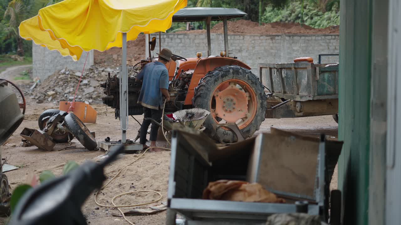 Agricoltore che ripara un trattore
