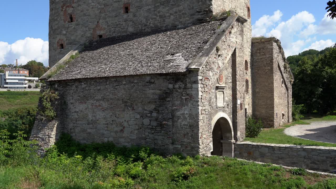 하 구름과 함께 빛의 날에 우크라이나의 kamyanets-podilskyi에서 중세 요새. 덤불로 파괴 된 지붕에 지상 수준에서 기울어.