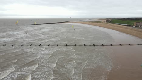 kitesurfistas en clacton on sea imágenes de drones de un día muy ventoso