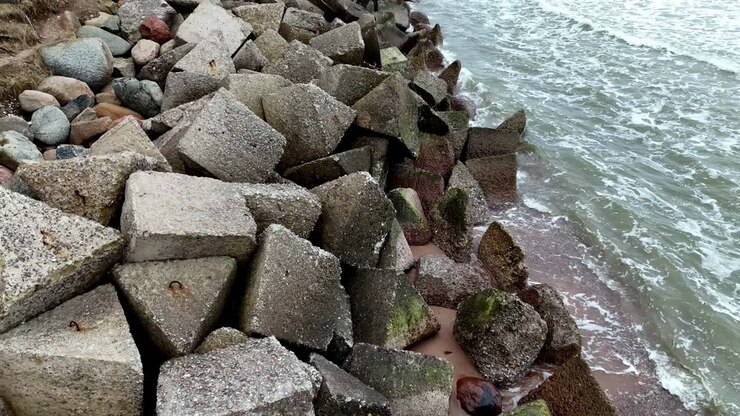 Betonblokke langs kystlinjen i Østersøen i Uzava, Letland, Europa