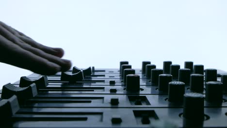 ingeniero de sonido profesional equilibrando el volumen de las entradas de audio de audio digital