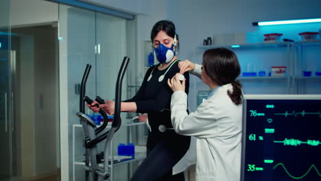 Mujer-Atleta-Con-Máscara-Corriendo-En-Bicicleta-Elíptica