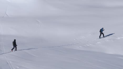 滑雪者在深雪中徒步旅行,自然雪地,未受人触及的步道,高海拔的阿尔卑斯山 - 手持视图