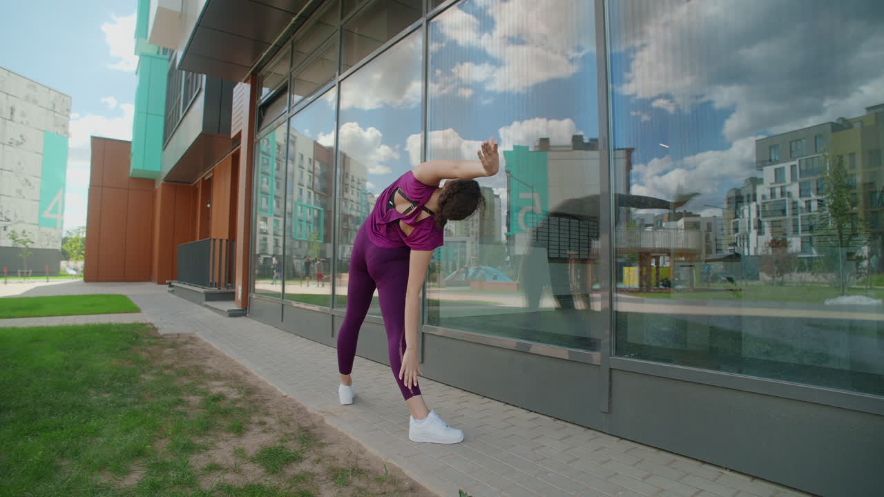 mujer estirándose al aire libre