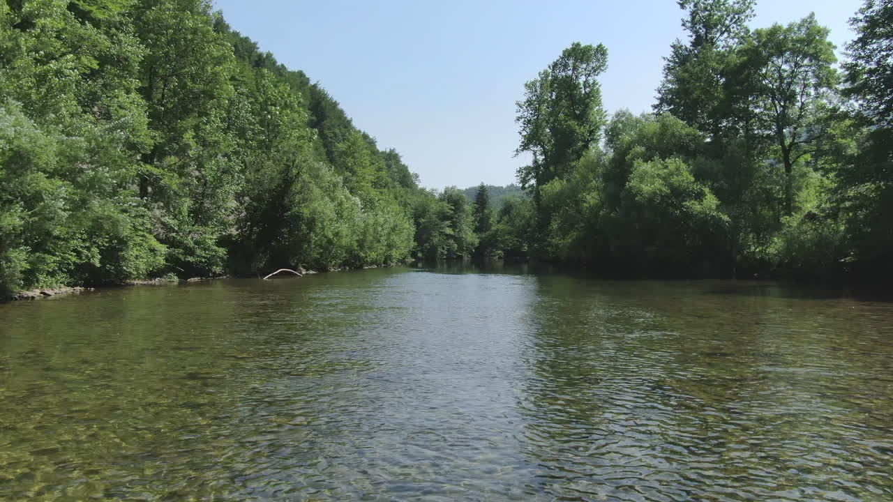 Ripresa in carrellata con drone lungo il fiume a Osilnica, Slovenia.