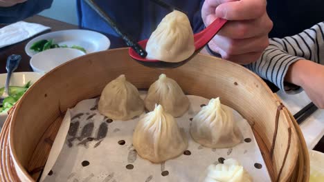 Ein-Video-Tutorial-Zum-Essen-Traditioneller-Suppenknödel-In-Einem-Chinesischen-Restaurant