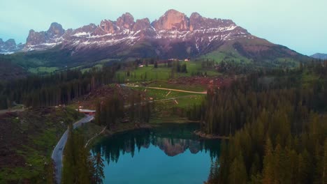 Experimentar-El-Encanto-Cautivador-De-La-Madre-Naturaleza-Permite-Apreciar-La-Grandeza-De-Los-Picos-Imponentes,-Un-Cielo-Prístino,-Un-Follaje-Exuberante-Y-Un-Cuerpo-De-Agua-Encantador.