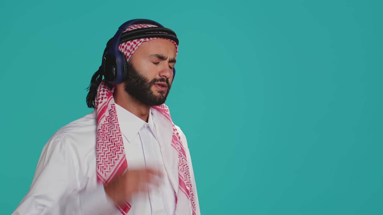 카메라 앞에서 춤추는 멋진 성인