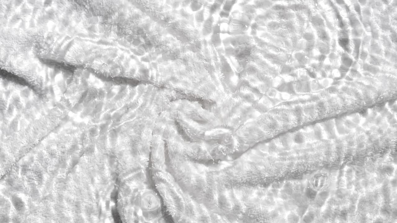 물에 떨어지는 물방울은  테리 수건 위에 고리를 만니다.