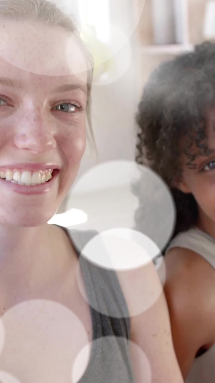 Animazione di punti luce bianchi su ragazze adolescenti felici e diverse che si scattano selfie durante una lezione di yoga.