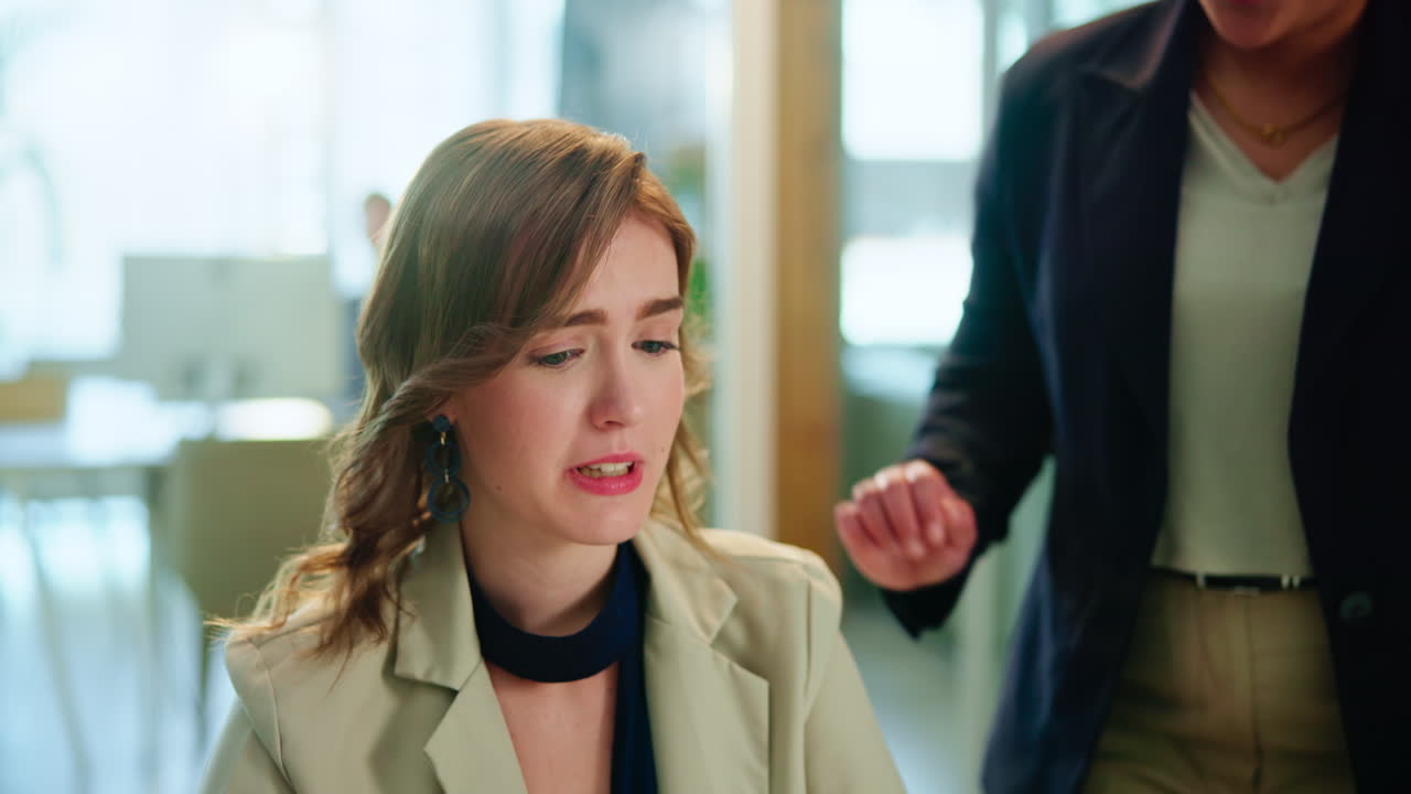 dos mujeres de negocios teniendo una reunión en una oficina