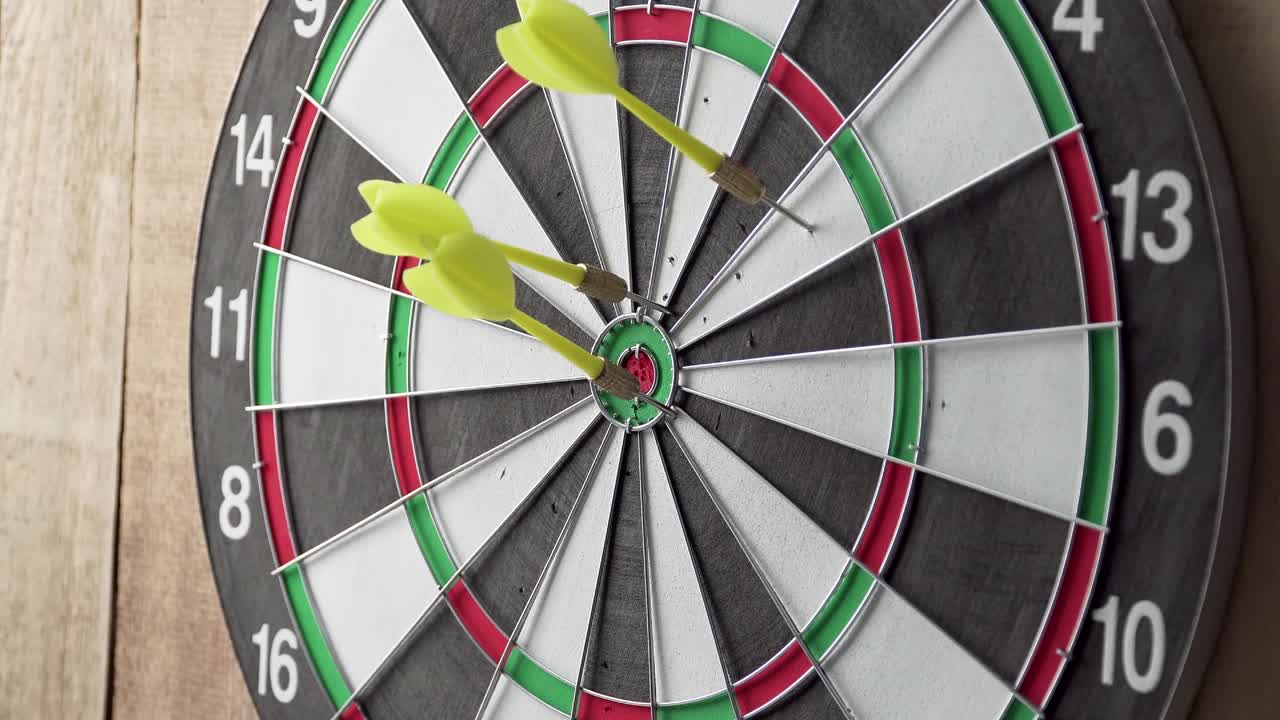다트 게임: 타을 향해 다트를 던지는 게임