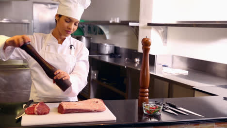 Chef-Sazonando-Un-Trozo-De-Carne