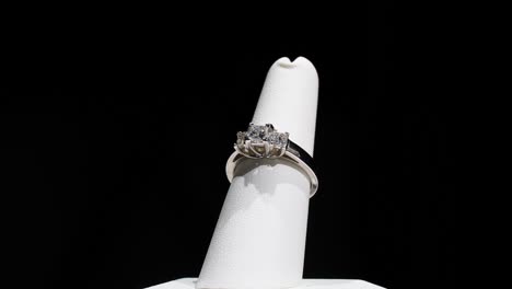 anillo de diamantes giratorio en exhibición
