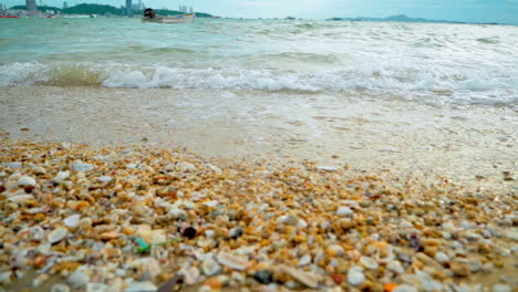 Hermosa-Playa-Con-Olas-Que-Llegan-A-La-Orilla-De-Una-Playa-De-Arena-Blanca-En-Un-Ambiente-Tropical-Durante-Una-Puesta-De-Sol