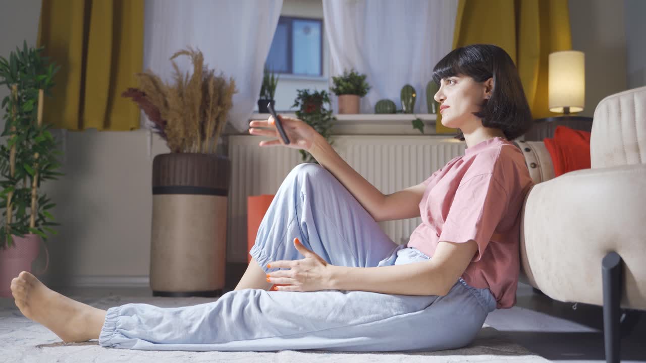 그 여자는 그녀가 tv에서 보는 것을 비판합니다.