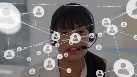 animación de una red de conexiones e iconos sobre una mujer de negocios con auriculares