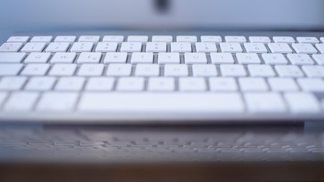 흰색 키보드가 있는 직장 흰색 키보드가 있는 직장