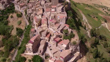 vista aérea de calascibetta, una ciudad en la provincia de enna, sicilia, italia