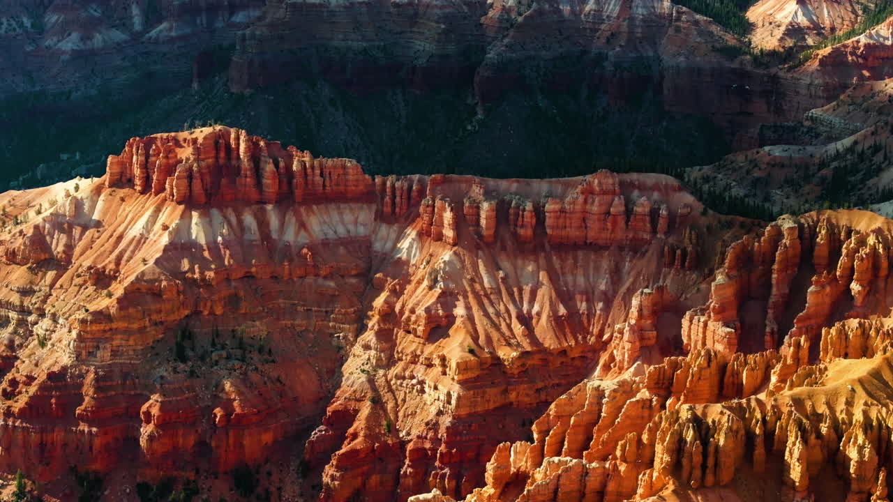Telefoto droneoptagelse der tipper over barsk natur i Bryce Canyon, gylden time i USA