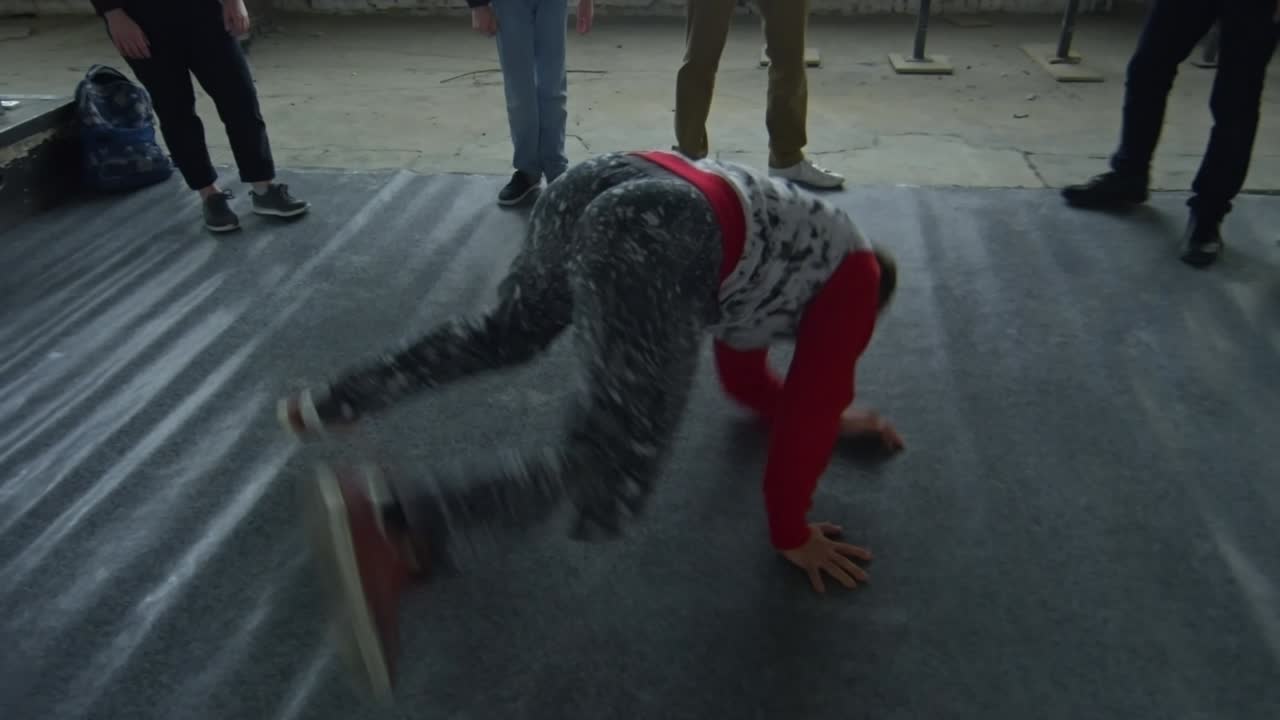 십대 들 이 친구 들 의 춤 을 보고 있다