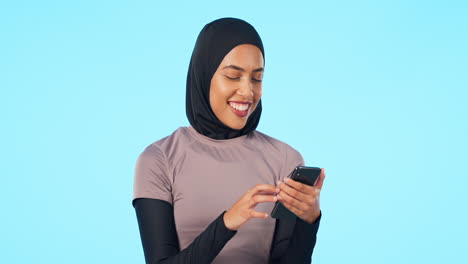 Mobiltelefon,-Lächeln-Und-Muslimische-Frau-In-Einem-Studio