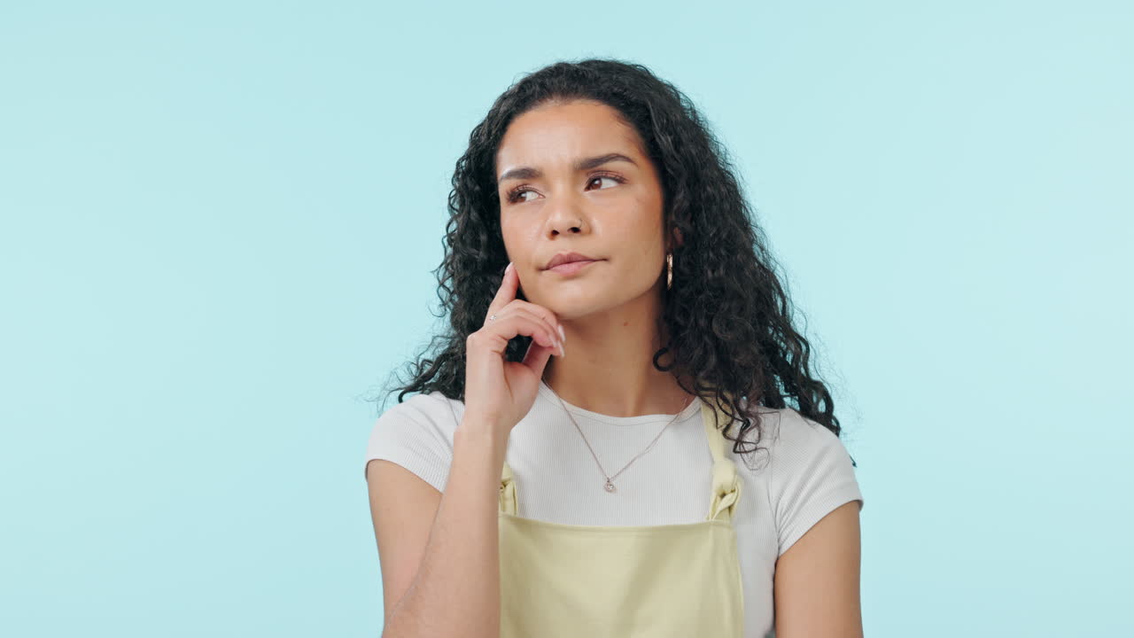 mujer, pensamiento e ideas con inspiración