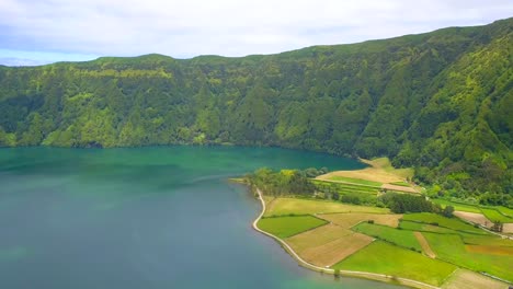 vista aérea de uno de los lagos del cráter del parque nacional sete cidades en sao miguel, azores