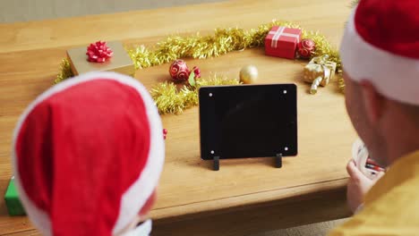 Vater-Und-Zwei-Söhne-Führen-Zu-Weihnachten-Einen-Videoanruf-Auf-Einem-Digitalen-Tablet-Mit-Kopierplatz