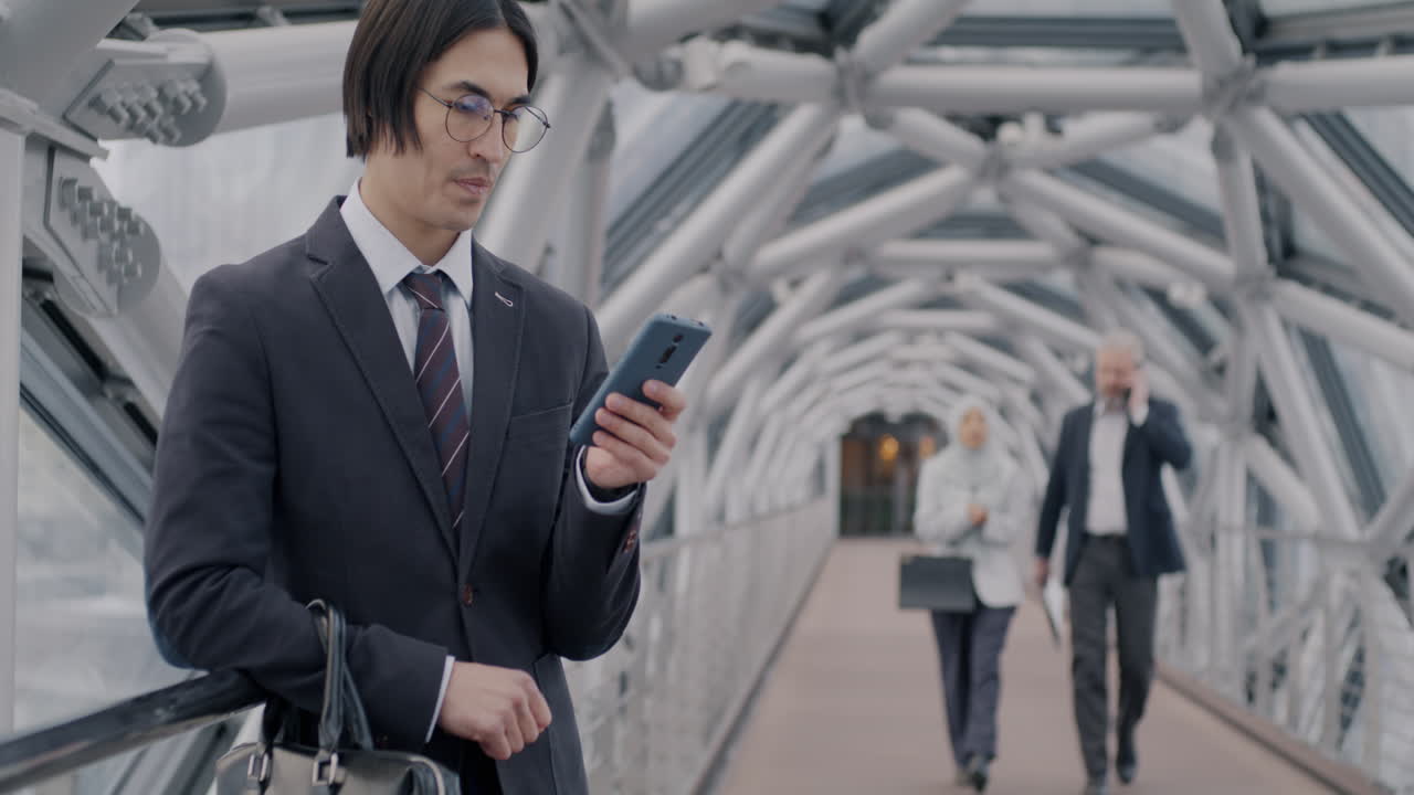 街の橋にいるビジネスパーソン