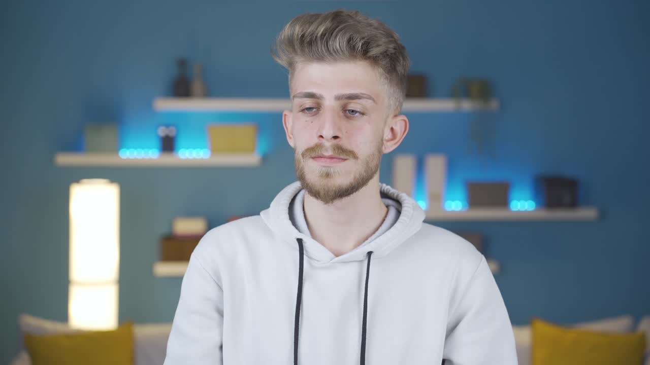 joven pensando cuidadosamente haciendo planes buscando una solución gestando entusiasmado.