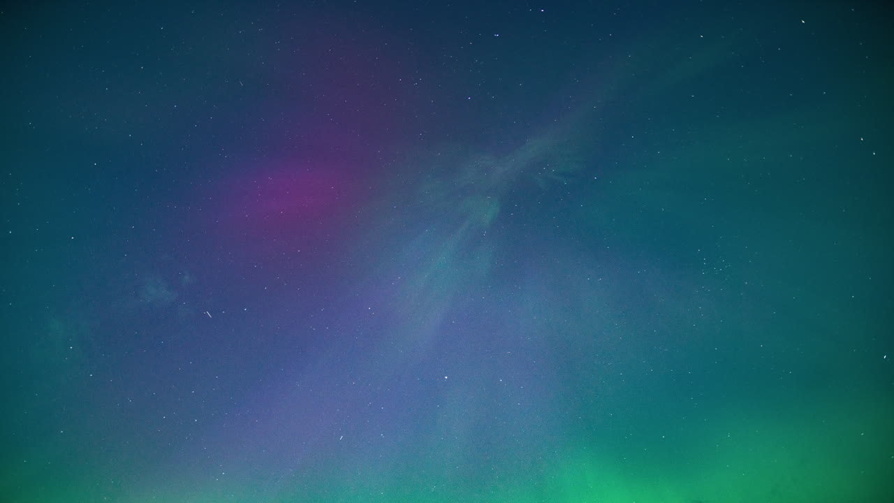 북쪽 불빛은 활기찬 분홍색 녹색의 빛의 기둥이 밤하늘에 회전합니다.