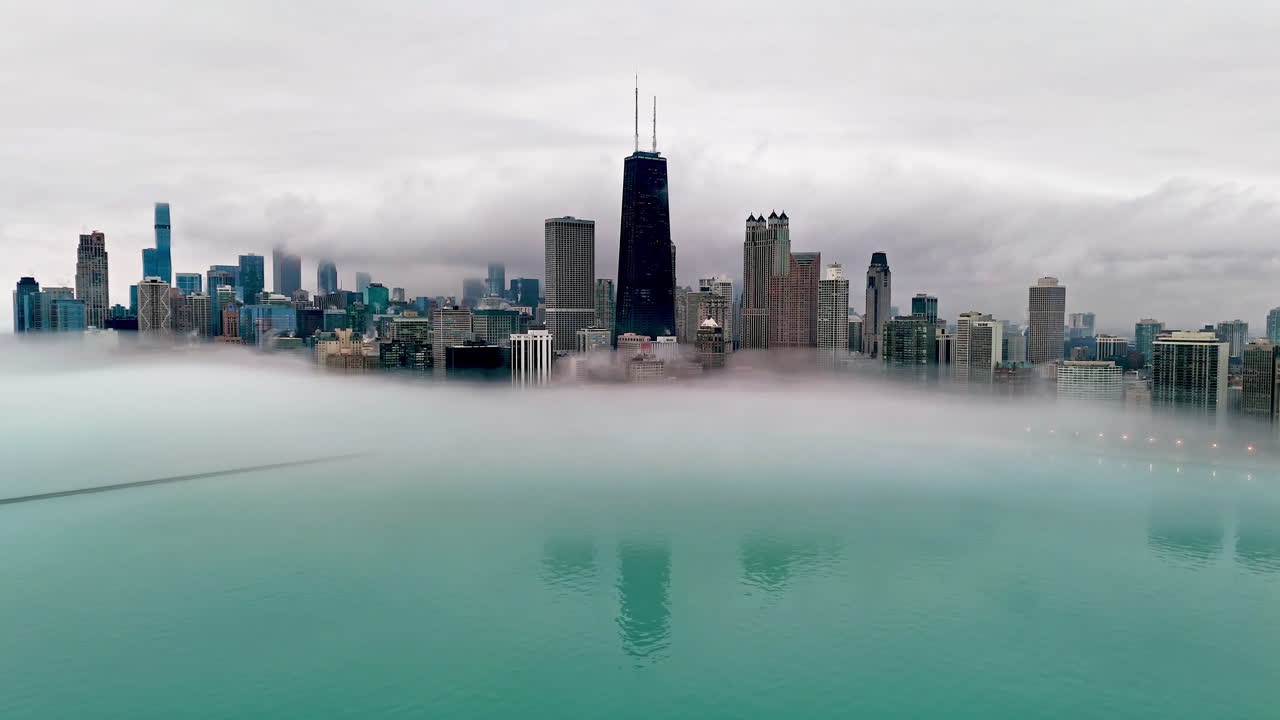 vista aérea alrededor de la niebla frente al lago de streeterville, día nublado en chicago