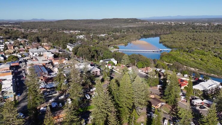 Ripresa aerea con drone della città di South West Rocks, del fiume e del ponte nel Nuovo Galles del Sud.