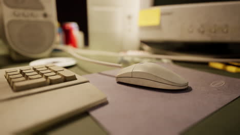 computadoras viejas de los años 80 en un centro de computación abandonado