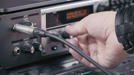 musician plugs the jack cable into the multi effect and sets up the levels 4k