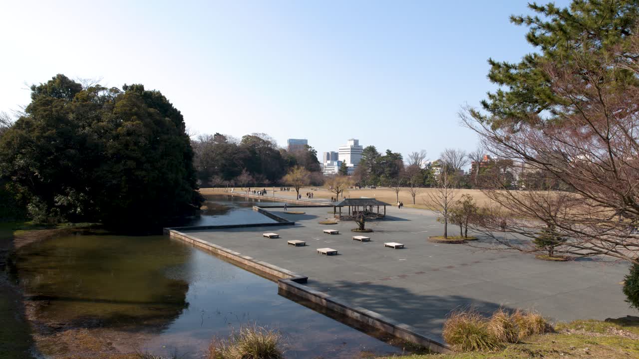 日本の兼六園にある風光明媚な池と東屋を捉えた高所からの広角ショット。