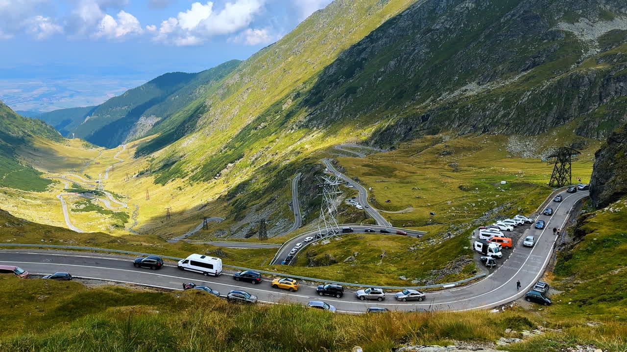 Panoramica sulla strada serpeggiante di Transfăgărășan. Vista aerea con drone sulla strada serpeggiante di Transfăgărășan che si snoda attraverso i Carpazi in Romania