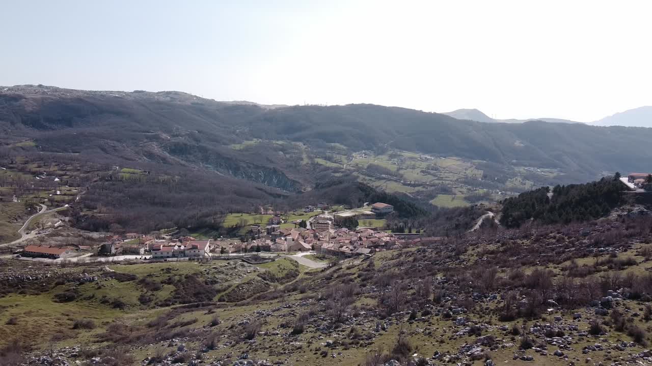 vista panorámica aérea del paisaje de pietraroja, un pueblo italiano en la cima de una colina, en un día soleado