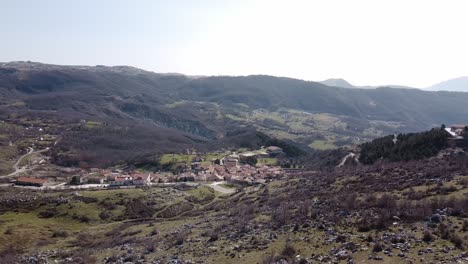 Vista-Panorámica-Aérea-Del-Paisaje-De-Pietraroja,-Un-Pueblo-Italiano-En-La-Cima-De-Una-Colina,-En-Un-Día-Soleado