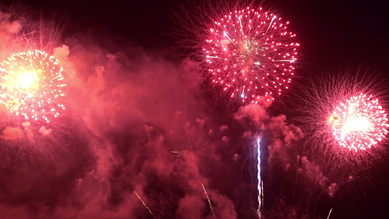 hermosa exhibición de trabajo de fuego colorido por la noche para la celebración en el festival