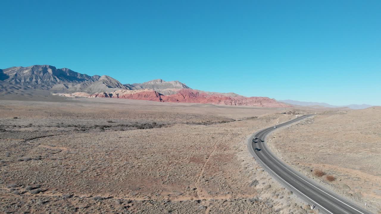 백그라운드에서 산들과 붉은 바위 경치 좋은 고속도로의 공중 드론 샷