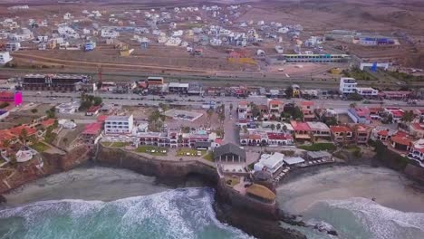 vista de un avión no tripulado volando sobre el mar acercándose a la zona del hotel cerca de la costa durante un día nublado en méxico