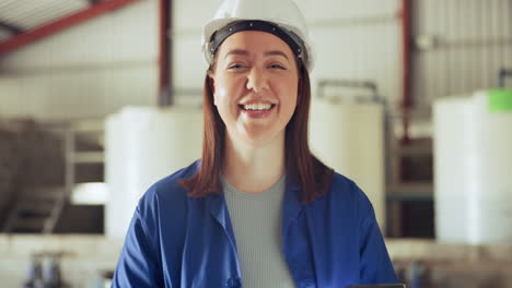 Mujer-Feliz,-Rostro-Y-Joven-Ingeniero-En-El-Almacén.