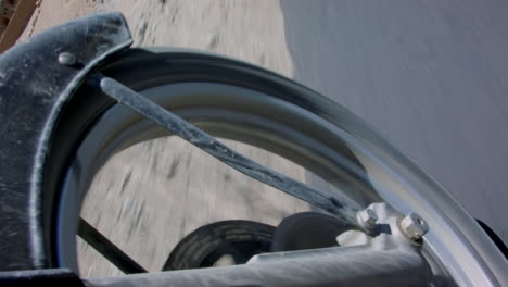 detalle de una rueda de moto conduciendo fuera de la carretera