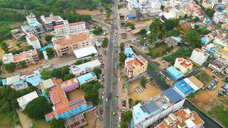 Intersección-De-Tiruchirappalli-Con-Vehículos-En-Movimiento-Y-Edificios-Circundantes,-Vista-Aérea