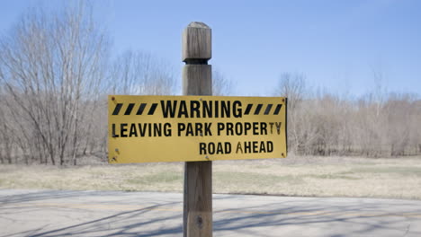 Advertencia-Dejando-Señal-De-Propiedad-Del-Parque-Panorámica-Lentamente