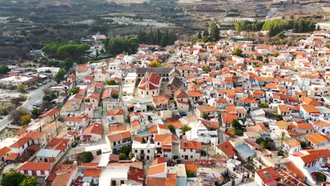 Toma-De-Adelantamiento-De-Casas-De-Pueblo-De-Omodos,-Coloreadas-Con-Ladrillos-Rojos,-Rodeadas-De-árboles,-Limassol,-Chipre